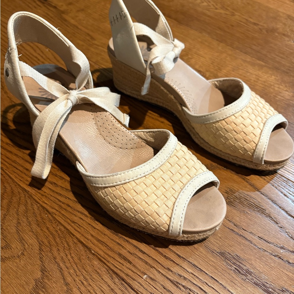 UGG Delmar Cream Espadrille Wedge Shoes. Size 7.5